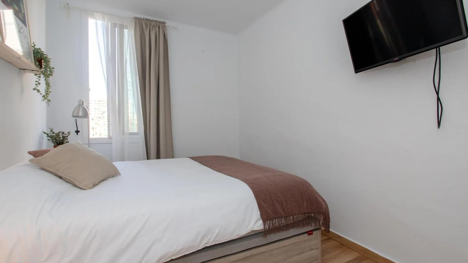 Sunshine & Beach Urban Two-Bedroom Barcelona Apartman