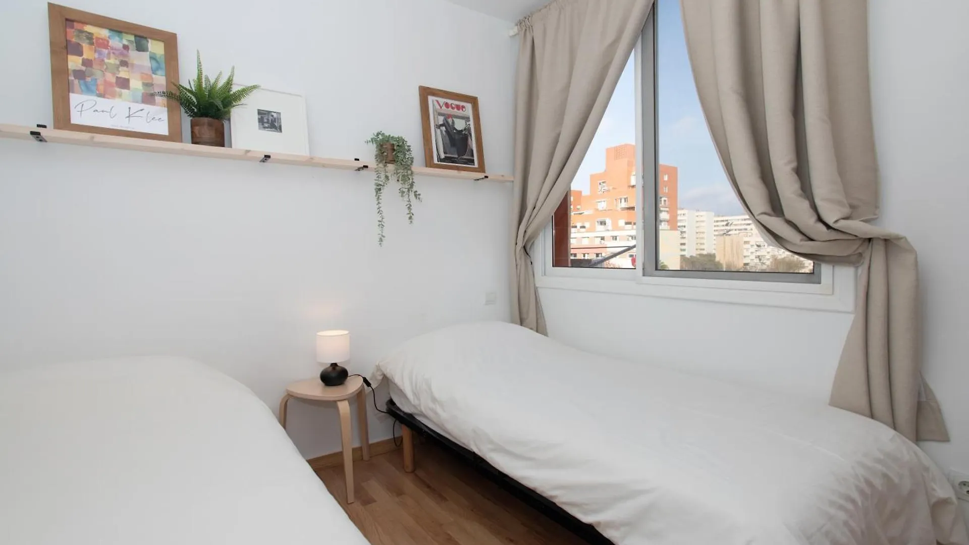Sunshine & Beach Urban Two-Bedroom Barcelona Apartment